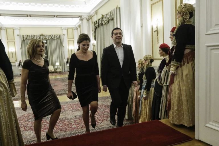 Δείπνο για τον Πρόεδρο του Ισραήλ: Το «πηγαδάκι» Τσίπρα – Μητσοτάκη και η υπέρλαμπρη Μπέτυ Μπαζιάνα